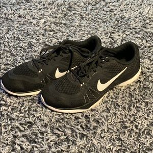 5/$25!! Black Nike athletic shoes
